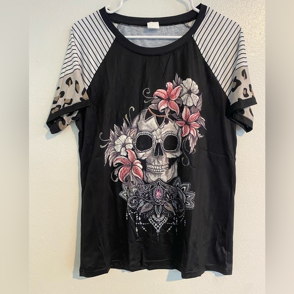 NWT Womans L Skull and Flowers tee - Picture 1 of 1